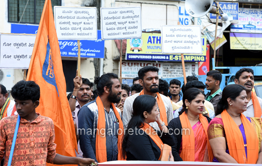 Hindu outfits stage protest against pejavar seer